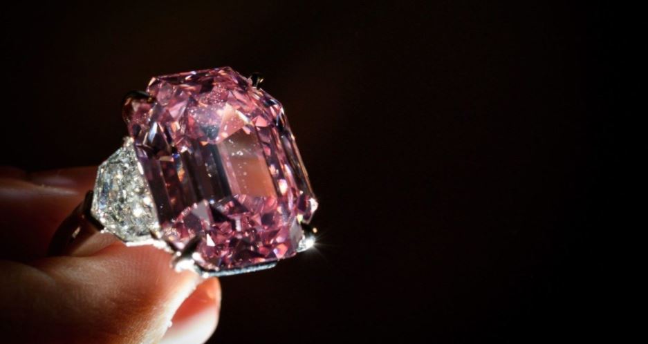 Diamante Cor-de-Rosa-Púrpura "Impecável" obtém um Recorde de $29,3 Milhões em Leilão